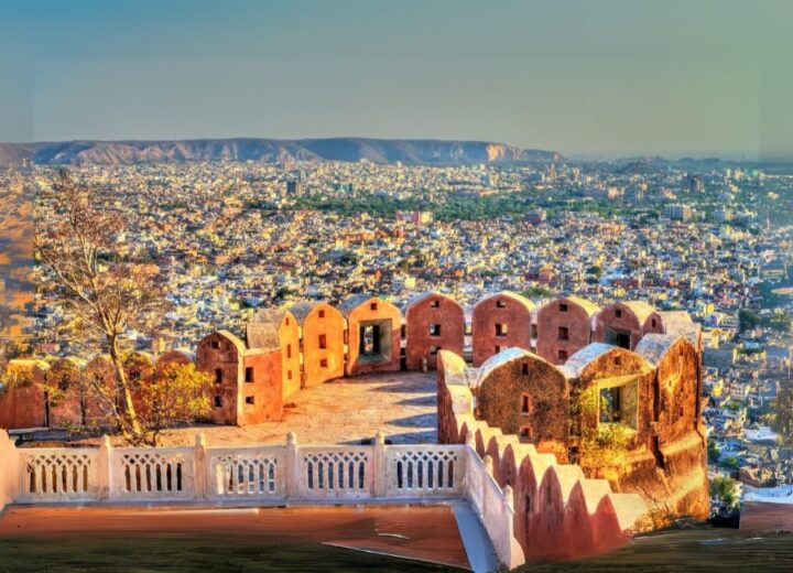 Experience Rajasthan’s Finest: Top Family Restaurants and Super Deluxe AC Rooms in Jaipur